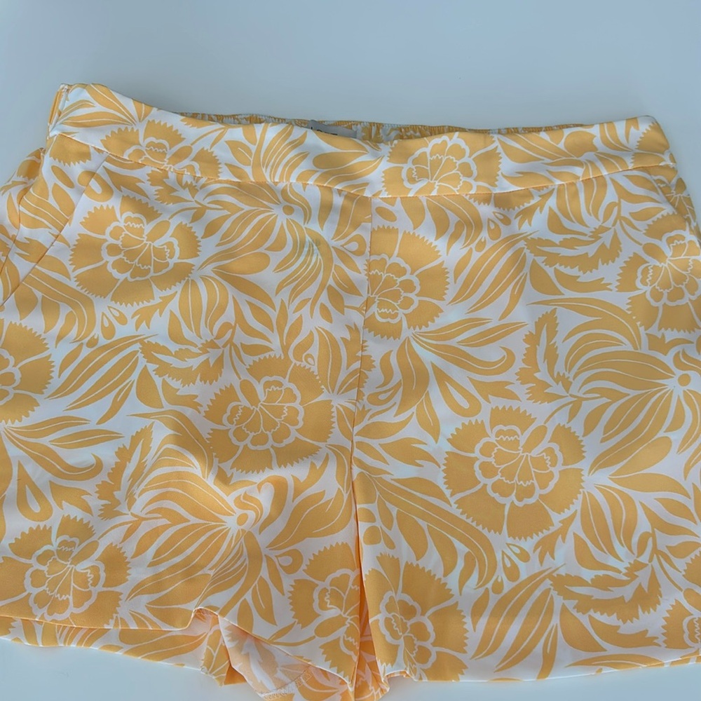 Loft Yellow Floral Pull on Shorts Size Large.